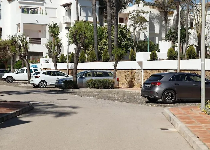 Increible Bajo Con Jardin Primera Linea Playa Estepona