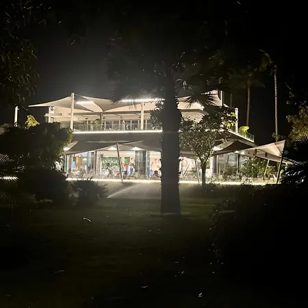 Increíble Bajo Con Jardín Primera Línea Playa