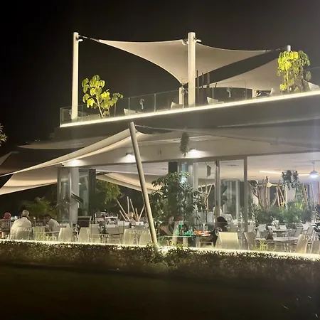 Increíble Bajo Con Jardín Primera Línea Playa