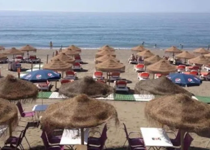 Increible Bajo Con Jardin Primera Linea Playa 埃斯特波纳